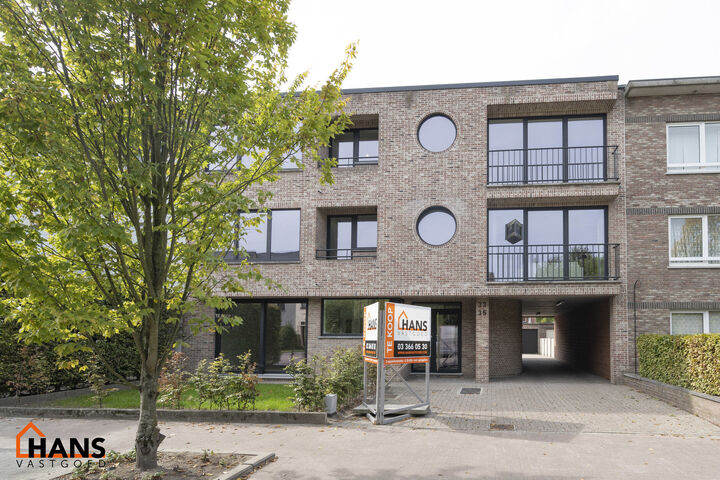 Op de eerste verdieping van een kleinschalig gebouw (zonder lift) bevindt zich dit stijlvol gerenoveerde appartement. Bij binnenkomst treft u een inkomhal met ruimte voor een vestiairekast en een gastentoilet met wastafelmeubel.

De ruime en lichtrijke wo