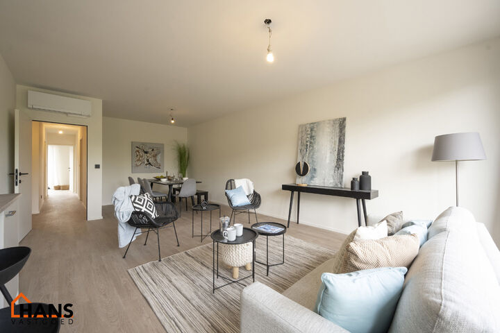 Op de eerste verdieping van een kleinschalig gebouw (zonder lift) bevindt zich dit stijlvol gerenoveerde appartement. Bij binnenkomst treft u een inkomhal met ruimte voor een vestiairekast en een gastentoilet met wastafelmeubel.

De ruime en lichtrijke wo