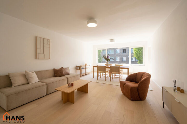 Dit verzorgd appartement op de eerste verdieping combineert een rustige ligging met een vlotte bereikbaarheid. Het appartement werd recent gerenoveerd en omvat een inkomhal met vestiairekast, een apart gastentoilet, een ingerichte badkamer, een aangename 