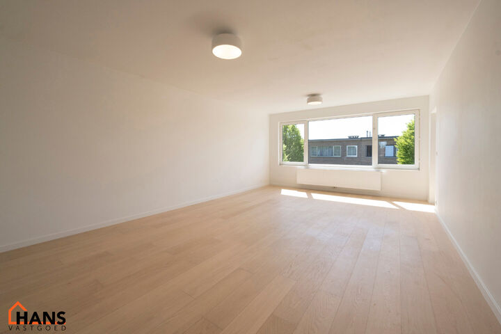 Dit lichtrijke appartement op de tweede verdieping geniet van een uitstekende ligging nabij alle voorzieningen. Het appartement werd recent gerenoveerd en beschikt over een inkomhal met vestiairekast, een apart toilet, een ingerichte badkamer, een gezelli