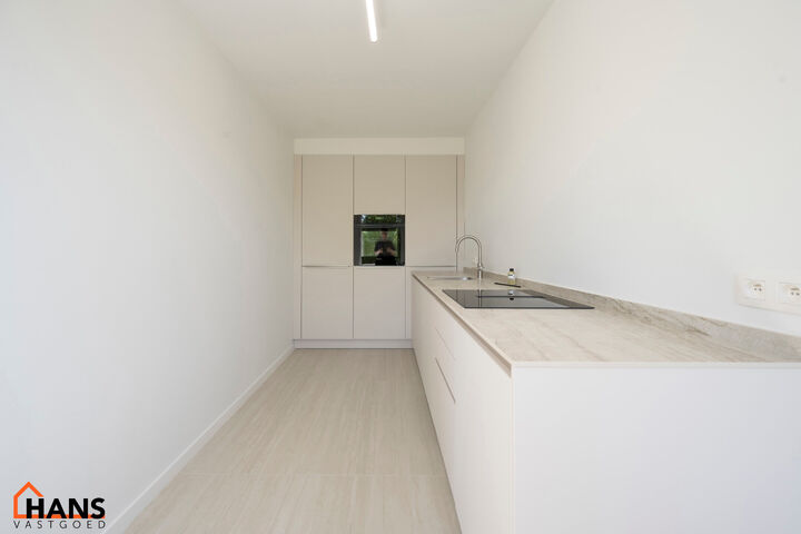 Dit verzorgd appartement op de eerste verdieping combineert een rustige ligging met een vlotte bereikbaarheid. Het appartement werd recent gerenoveerd en omvat een inkomhal met vestiairekast, een apart gastentoilet, een ingerichte badkamer, een aangename 