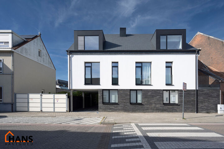 Dit recent appartement, gelegen op de eerste verdieping met lift, biedt een comfortabele en praktische indeling op een aangename locatie.
Bij het betreden van het appartement komt u in de lichtrijke woonkamer met een open en volledig ge&iuml;nstalleerde keuke