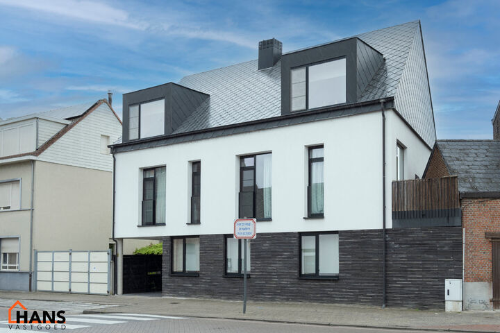 Dit recent appartement, gelegen op de eerste verdieping met lift, biedt een comfortabele en praktische indeling op een aangename locatie.

Bij het betreden van het appartement komt u in de lichtrijke woonkamer met een open en volledig ge&iuml;nstalleerde keuk