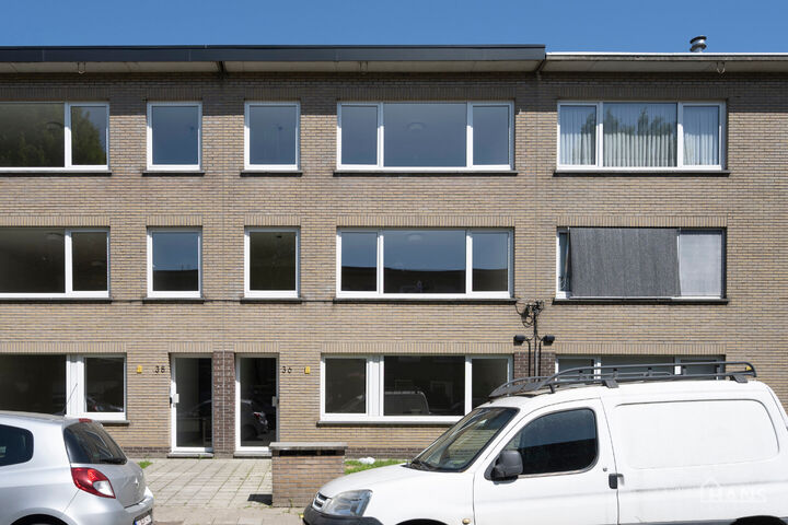 Dit recent gerenoveerde opbrengsteigendom( meerdere foto's zijn komende) is rustig gelegen en geniet tegelijk van een uiterst centrale ligging. Het gebouw omvat drie instapklare appartementen, elk ingedeeld met een inkomhal voorzien van vestiairekast, een