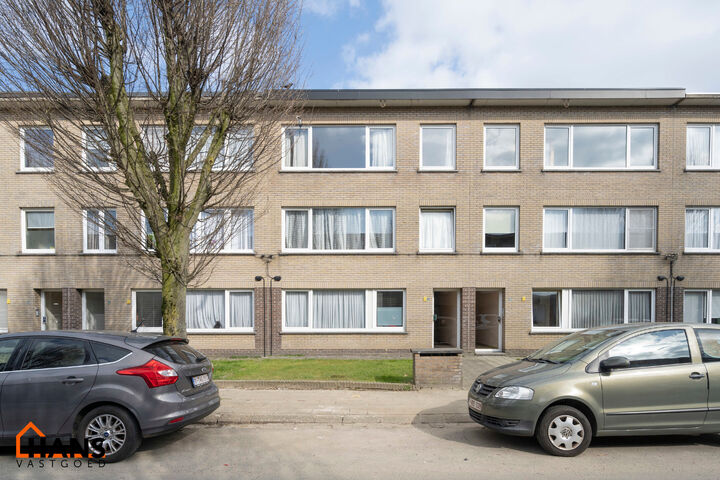 Dit recent gerenoveerde opbrengsteigendom( meerdere foto's zijn komende) is rustig gelegen en geniet tegelijk van een uiterst centrale ligging. Het gebouw omvat drie instapklare appartementen, elk ingedeeld met een inkomhal voorzien van vestiairekast, een