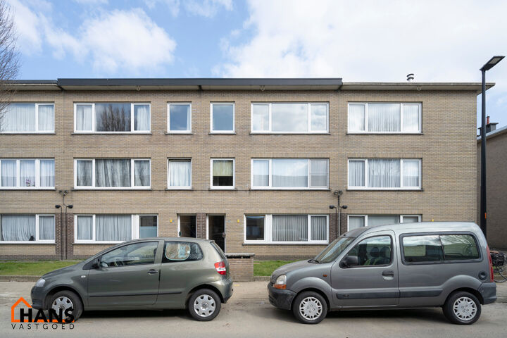 Dit recent gerenoveerde opbrengsteigendom( meerdere foto's zijn komende) is rustig gelegen en geniet tegelijk van een uiterst centrale ligging. Het gebouw omvat drie instapklare appartementen, elk ingedeeld met een inkomhal voorzien van vestiairekast, een