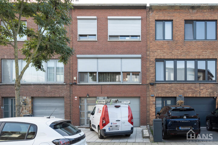 Instelprijs vanaf 395.000 Euro, elk bod wordt ernstig overwogen van dit instelprijs.
Deze ruime bel-etagewoning biedt een bijzonder complete indeling met 3 slaapkamers, inpandige garage, polyvalente ruimte, terras &eacute;n tuin.
Op het gelijkvloers betreedt u 