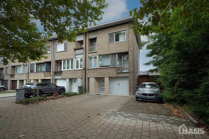Deze verzorgde en verrassend ruime woning aan de Rietschoorveldelaan 37 te Merksem biedt dankzij haar praktische indeling en vier slaapkamers heel wat ruimte voor een gezin.

De woning beschikt over een ruime en lichtrijke leefruimte, ingedeeld in een gez