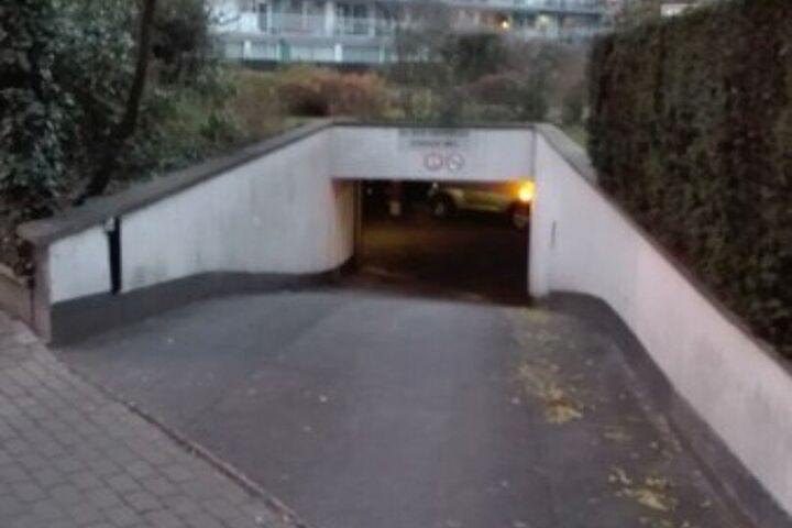 Autostaanplaats voor een wagen, motorfiets, fiets, ...

Huurwaarborg bedraagt 3 maanden huur.
Aangezien de garagebox afzonderlijk wordt verhuurd, is een BTW van 21% verschuldigd bovenop de huurprijs.

Een bezoek ter plaatse kunt u enkel online reserveren 