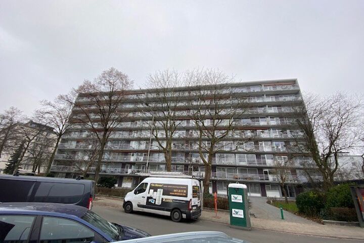 Staanplaats voor 1 wagen/motor in ondergrondse garage
Staanplaats wordt verhuurd aan &euro; 60 + 21 % BTW

Huurwaarborg bedraagt 3 maanden huur.

Een bezoek ter plaatse kunt u enkel online reserveren op www.hansvastgoed.com.
Voor meer informatie, bezoek onze