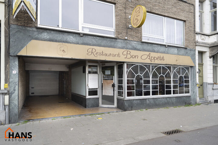 Dit volledig te renoveren handelspand heeft een oppervlakte van 101 m². 
Er is een voorziening van toiletten, keuken niet geïnstalleerd, een mooie open ruimte. 
Vaste kosten: 152 Euro/maand voor syndicus, water, verwarming, blokpolis, reservekapitaal, m