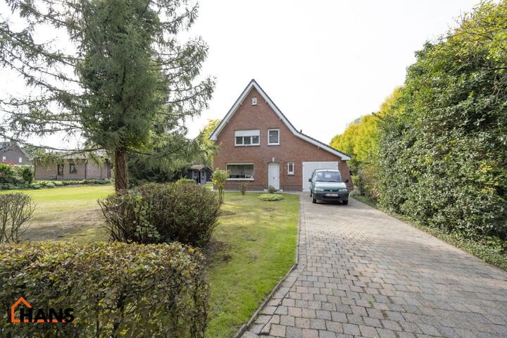 Gelijkvloers: ruime inkomhal;  leefruimte met veel lichtinval; geïnstalleerde keuken met kasten, spoelbak, kookplaat, dampkap, koelkast en ruimte voor een eigen vaatwasser en douchekamer met douche en toilet.
1ste verdieping: nachthal; 2 ruime slaapkamer