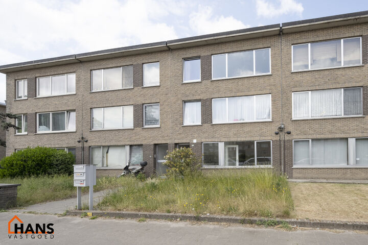 Mooi gerenoveerd appartement gelegen op de gelijkvloerse verdieping.
Inkomhal met vestiairekast en apart toilet; badkamer met inloopdouche en lavabomeubel met spiegelkast; 2 slaapkamers (1 grote en 1 kleinere) waarvan 1 toegang geeft tot de tuin;
woonkame