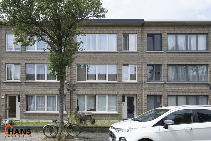 Inkomhal; apart toilet; vestiairekast; leefruimte met open keuken met kookplaat, dampkap; oven, spoelbak en kasten + ruimte voor een eigen koelkast; badkamer met douche, wastafel in kastje, spiegelkast, handdoekdroger en ruimte voor wasmachine/droogkast; 