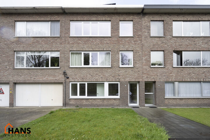 Inkomhal; apart toilet; vestiairekast; leefruimte; keuken met kasten, spoelbak, kookplaat, dampkap, oven, koelkast en vaatwasser; badkamer met inloopdouche, wastafel in meubel, spiegel en handdoekdroger; 2 slaapkamers, waarvan de kleinste toegang verschaf