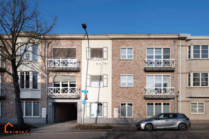 Inkomhal; apart toilet; leefruimte met open keuken voorzien van kasten, kookeiland, spoelbak, kookplaat, dampkap, oven, koelkast en vaatwasser; badkamer met douche, ligbad, dubbele wastafel in meubel en handdoekdroger; 3 slaapkamers en achterliggend terra