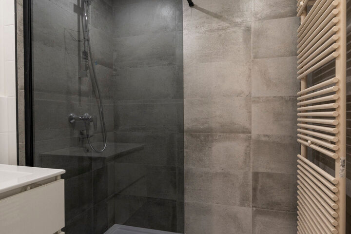 Inkomhal; apart toilet; leefruimte met open keuken met kasten, kookplaat, dampkap en ruimte voor een eigen koelkast en vaatwasser; badkamer met inloopdouche, wastafel in meubel en handdoekdroger; ruime slaapkamer; bureel; berging met aansluiting voor wasm