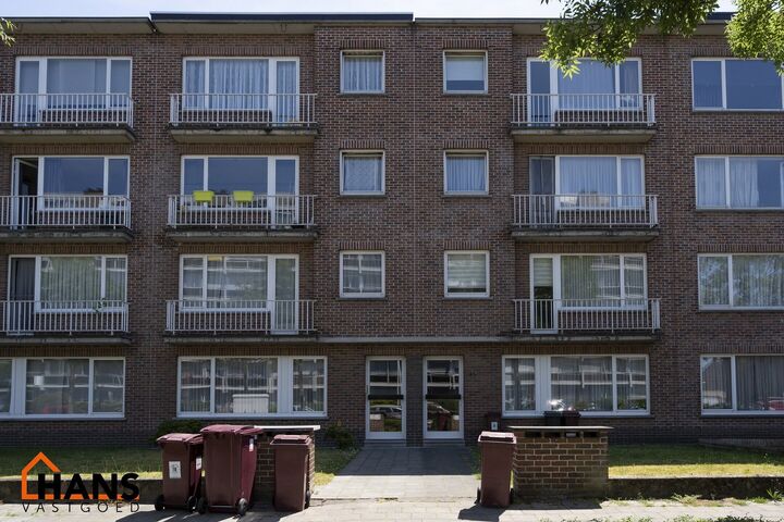 Gelijkvloers appartement met tuin en garagebox : 
Inkomhal met vestiairekast, apart toilet, badkamer met ligbad en lavabo.
2 slaapkamers waarvan 1 toegang geeft tot de tuin.
Woonkamer, nieuwe keuken met kasten , spoelbakken en dampkap.
Appartement werd v