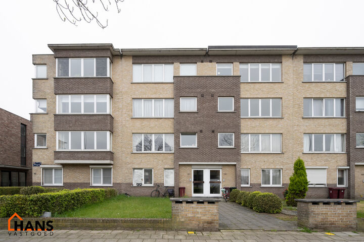 Dit gelijkvloers appartement is ideaal gelegen nabij het centrum en het Vordensteinpark; het omvat een inkomhal met vestiairekast; apart toilet; ingerichte badkamer;  2 slaapkamers; een ruime woonkamer verdeeld in een zithoek en eetplaats en deels ge&iuml;nst