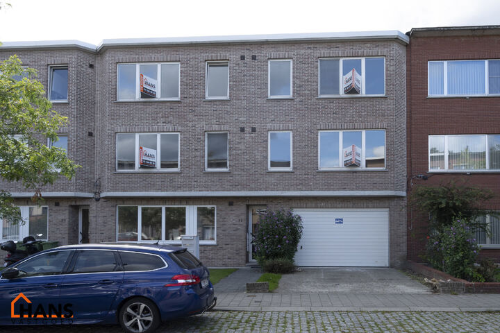 Instapklaar appartement, rustig en gunstig gelegen.  

Het appartement is grotendeels gerenoveerd en bevat geen lift, maakt dat er minder gemeenschappelijke kosten zijn.
Indeling: inkomhal; lichtrijke woonkamer; ge&iuml;nstalleerde keuken; nachthal; apart toi