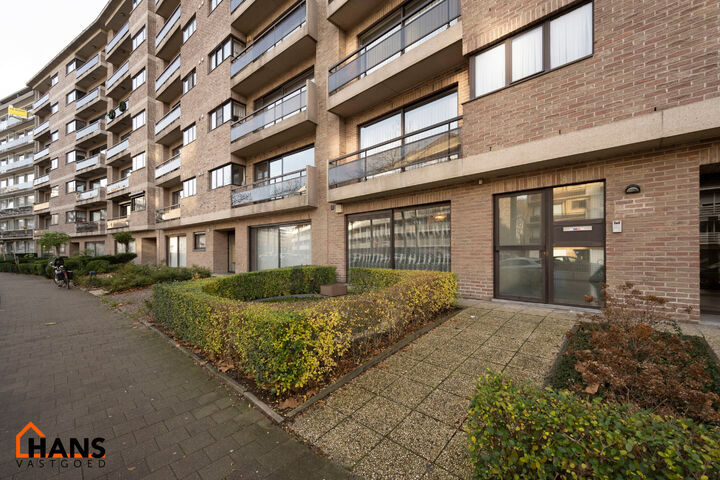 Instelprijs vanaf 295.000 Euro.  Elk bod vanaf de instelprijs wordt ernstig overwogen.

Dit gelijkvloers appartement heeft een eigen inkomdeur en dan komt men in een ruime inkomhal met veel ingemaakte kasten.  Aansluitend is er een volledig ge&iuml;nstalleerd