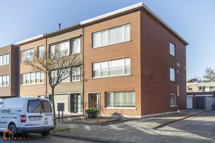 Goed onderhouden en residentieel gelegen appartement op de gelijkvloerse verdieping :  inkomhal met vestiairekast; 2 slaapkamers waarvan 1 slaapkamer toegang verleent tot het achterliggend garagecomplex; ingerichte badkamer; een apart toilet; woonkamer; g