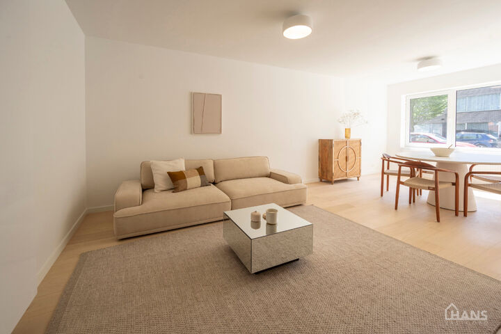 Dit instapklare gelijkvloers appartement bevindt zich op een rustige, maar uiterst centrale ligging. Het appartement werd recent gerenoveerd en beschikt over een inkomhal met vestiairekast, een apart gastentoilet, een ingerichte badkamer, een lichtrijke l