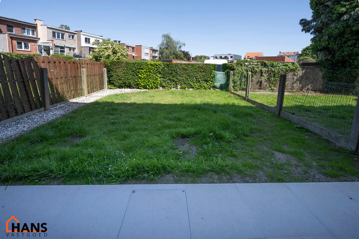 Dit instapklare gelijkvloers appartement bevindt zich op een rustige, maar uiterst centrale ligging. Het appartement werd recent gerenoveerd en beschikt over een inkomhal met vestiairekast, een apart gastentoilet, een ingerichte badkamer, een lichtrijke l