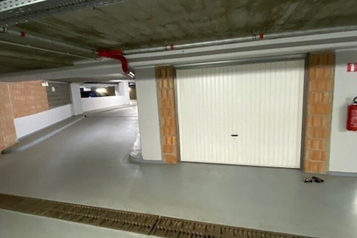 Deze garagebox bevindt zich ondergronds op -1; heeft een hoogte van 1,90 m - breedte aan de kant van de poort 3 m; diepte 5 m en breedte achteraan 5,15 m.
Aangezien de garagebox afzonderlijk wordt verhuurd, is een BTW van 21% verschuldigd bovenop de huurp