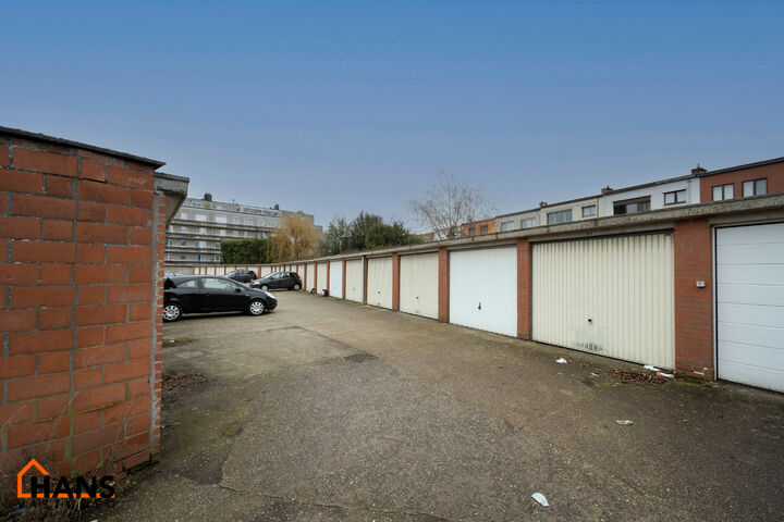 Individuele garagebox gelegen in garagecomplex.
Manuele poort, ruimte voor 1 personenwagen.
Geen aansluiting water/elektriciteit.

Inrit garagecomplex via Sprinkhaanveldestraat nr .31 Borsbeek, 2e rij links.


Beschikbaar op 01/07/2026.

Huurwaarborg bedr