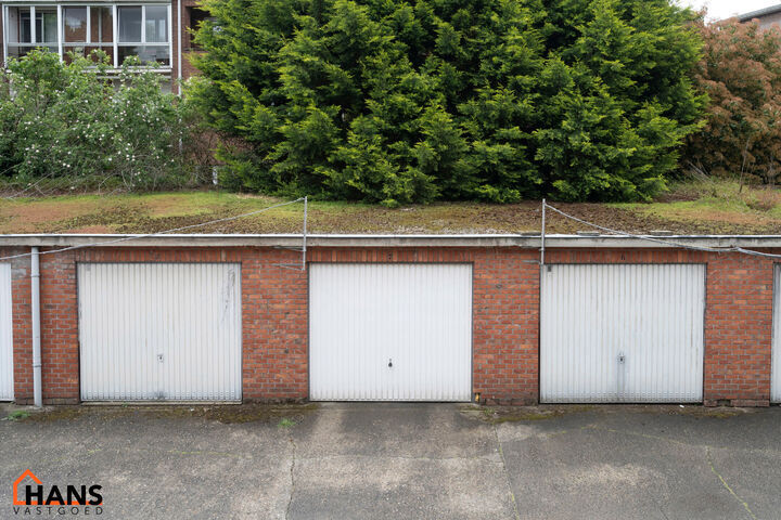 Ruime individuele garagebox :

Inrit via Cantincrodelaan 30 2150 Borsbeek.
Manuele poort, geen verlichting/water.

Huurprijs wordt vermeerderd met 21% BTW.

Geschikt voor een personenwagen en enkele fietsen.
Onmiddellijk beschikbaar.
Huurprijs wordt verme