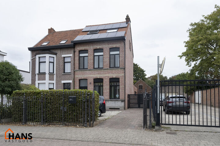 IN OPTIE !! Op zoek naar een gezinswoning met karakter én moderne voorzieningen? Deze centraal en gunstig gelegen halfopen bebouwing heeft het allemaal.

Bij aankomst geniet u van een oprit met laadpaal en twee parkeerplaatsen. Binnen wacht een lichte le