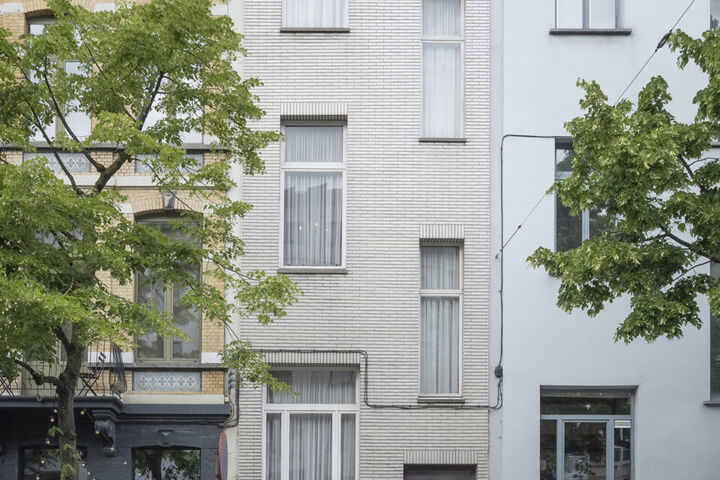 Deze te renoveren woning ligt in het hartje van dé Stad Antwerpen vlakbij het Marnixplein.  De mogelijkheden om deze woning tot een parel te creëren mag u niet laten voorbij gaan. Het staat bekend dat alles op A-locatie een serieuze meerwaarde zal zijn 