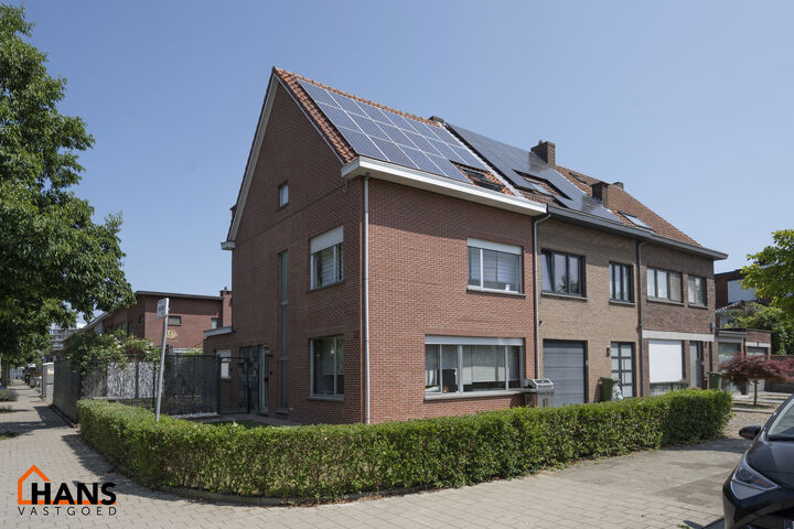 Welkom in deze charmante en functionele halfopen hoekwoning, ideaal gelegen in een rustige, residentiële buurt.  De woning beschikt over een garagebox en een private oprit, wat zorgt voor een comfortabele parkeermogelijkheid aan huis.

Op het gelijkvloer