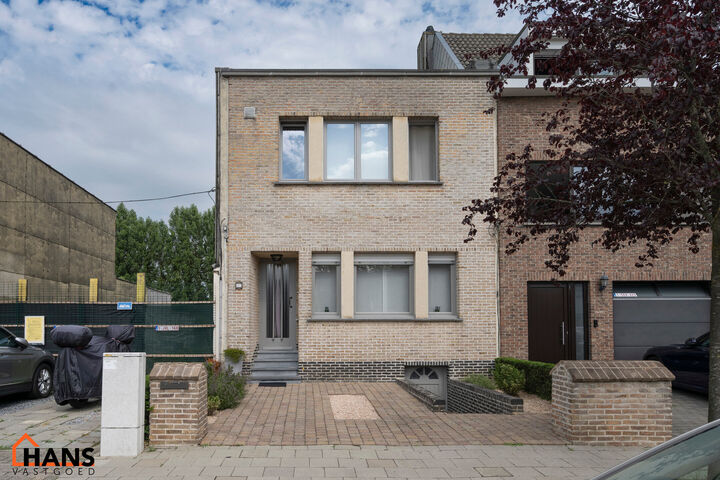 Deze instapklare woning is gelegen in een rustige, doodlopende straat, omringd door groen en toch met een vlotte verbinding naar winkels, scholen en invalswegen.

Bij het betreden van de woning komt u in de inkomhal, die toegang biedt tot de lichtrijke le