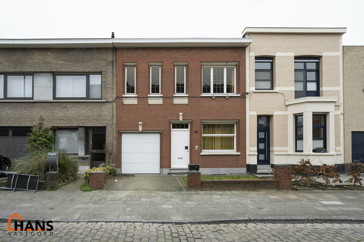 Deze centraal gelegen woning met een gevelbreedte van 7 meter, kan gebruikt worden als kangoeroewoning; ideaal voor grote gezinnen.
De woning is als volgt ingedeeld:
Op het gelijkvloers treft men een inkomhal; ontvangstkamer/woonkamer; eetkamer; keuken; d