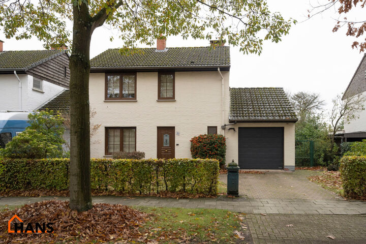 De Instelprijs bedraagt 325.000 Euro, enkel biedingen vanaf deze instelprijs worden in overweging genomen.
Deze charmante bel-etagewoning met tuin, veranda en garage is gelegen in een rustige, groene wijk in Brasschaat. De woning biedt een solide basis en