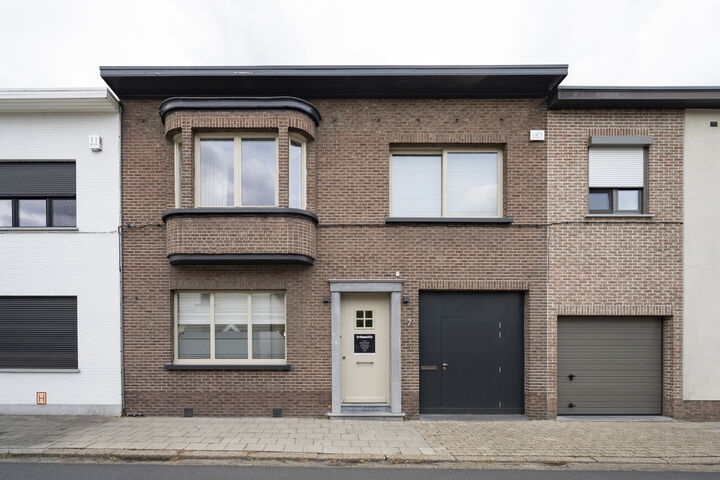 Instelprijs vanaf 595.000 Euro, ieder bod vanaf de instelprijs wordt zorgvuldig overwogen.

Deze woning met een gevel breedte van 8,5 meter is centraal gelegen te Schilde. Winkels en openbaar vervoer op wandelafstand. 

Deze thuis verwelkomt u via een moo