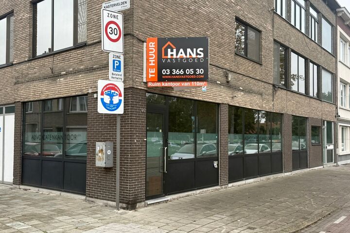 Deze verzorgde kantoorruimte beschikt over een praktische indeling en is uitermate geschikt voor zelfstandigen, vrije beroepen of kleine ondernemingen.

Bij het betreden van het kantoor komt u in een inkomhal die perfect kan worden ingericht als ontvangst