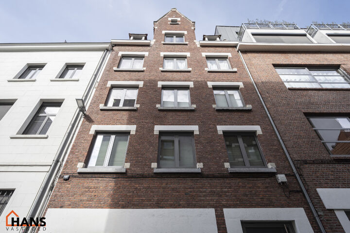 Dit modern en instapklaar appartement/loft op de eerste verdieping met lift omvat een inkomhal met apart toilet; een riante woonkamer met een open en geïnstalleerde keuken; een extra toilet; 2 slaapkamers met en suite een ingerichte badkamer met douche, 