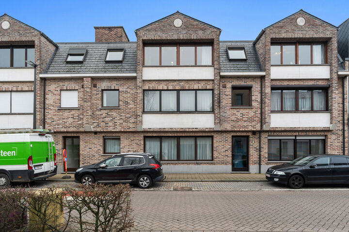 Dit uitzonderlijk ruime appartement op de tweede verdieping met lift en 245 m&sup2; bewoonbare oppervlakte is centraal gelegen in Mortsel, op wandelafstand van winkels, openbaar vervoer, scholen en alle dagelijkse voorzieningen.
Via de ruime inkomhal, uitgeru