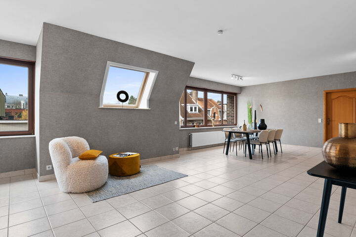 Dit uitzonderlijk ruime appartement op de tweede verdieping met lift en 245 m&sup2; bewoonbare oppervlakte is centraal gelegen in Mortsel, op wandelafstand van winkels, openbaar vervoer, scholen en alle dagelijkse voorzieningen.
Via de ruime inkomhal, uitgeru
