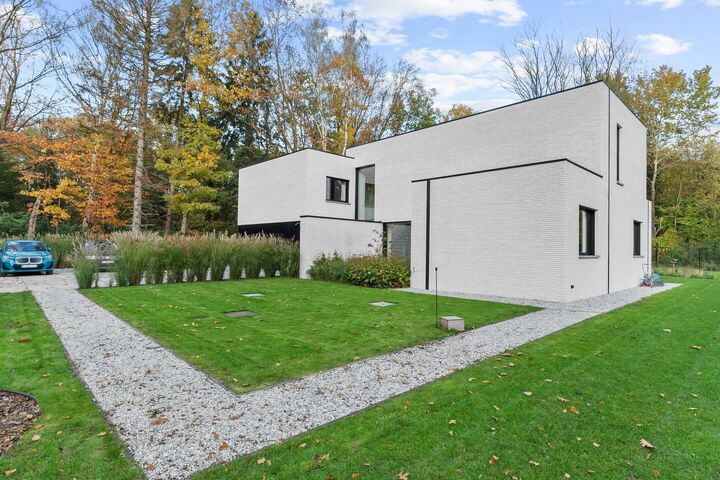 In Optie!!
Instelprijs vanaf €1.100.000 – elk voorstel vanaf de instelprijs wordt zorgvuldig overwogen. 

Deze stijlvolle villa combineert moderne luxe met hoogstaand wooncomfort en duurzaamheid en alle moderne technieken.

Het gelijkvloers omvat een 