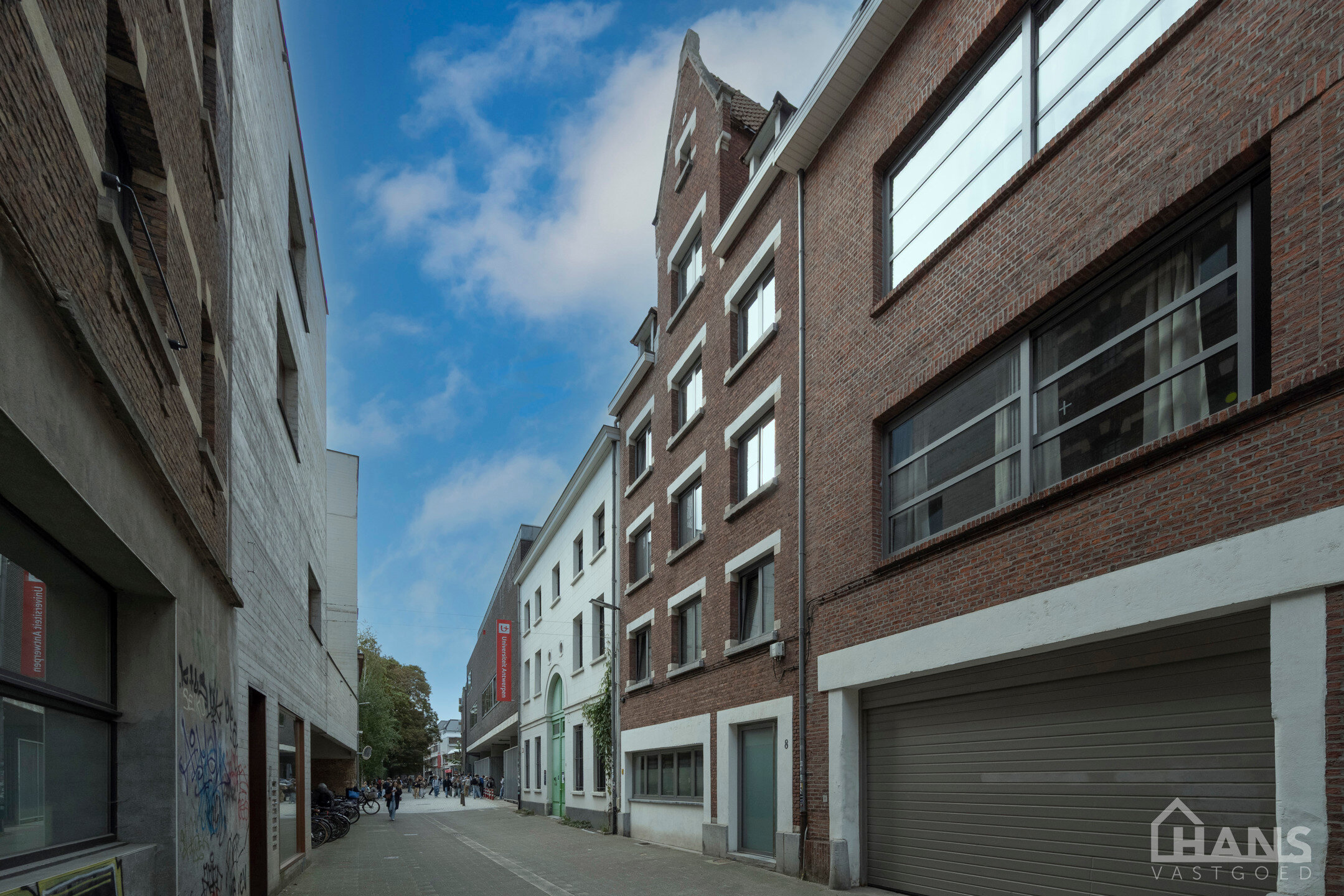 Dit modern en instapklaar appartement/loft op de eerste verdieping met lift omvat een inkomhal met apart toilet; een riante woonkamer met een open en geïnstalleerde keuken; een extra toilet; 2 slaapkamers met en suite een ingerichte badkamer met douche, 