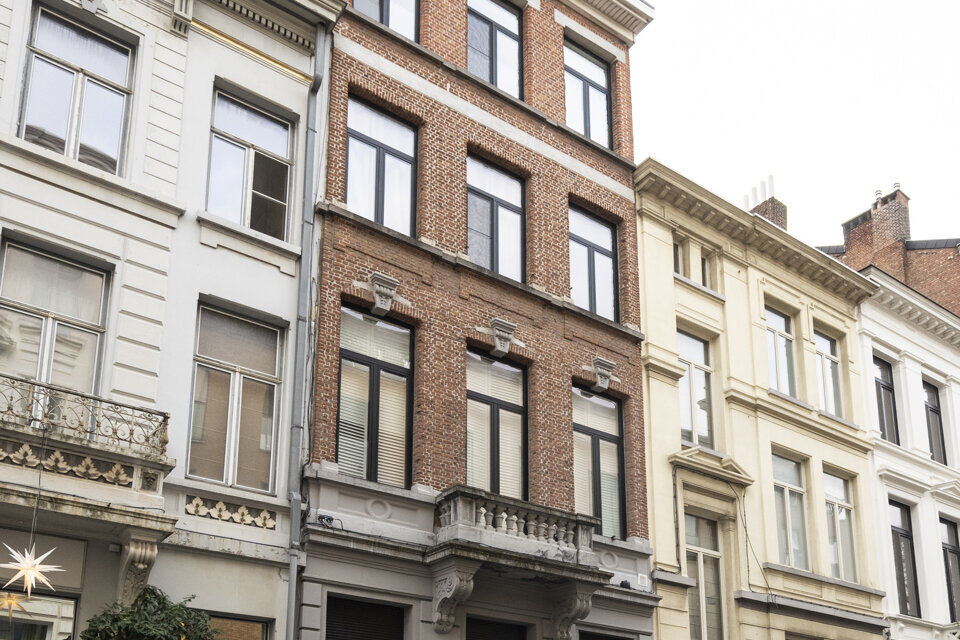 Appartement op de 2de verdieping met lift die rechtstreeks uitkomt in de privatieve inkomhal.
Inkomhal met apart toilet; leefruimte met open keuken met kookeiland, voorzien van kasten, kookplaat, dampkap, oven, spoelbak en vaatwasser; 3 slaapkamers en 2 b