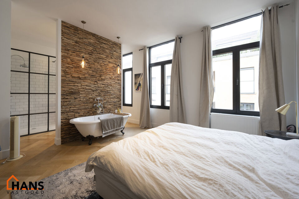 Appartement op de 2de verdieping met lift die rechtstreeks uitkomt in de privatieve inkomhal.
Inkomhal met apart toilet; leefruimte met open keuken met kookeiland, voorzien van kasten, kookplaat, dampkap, oven, spoelbak en vaatwasser; 3 slaapkamers en 2 b