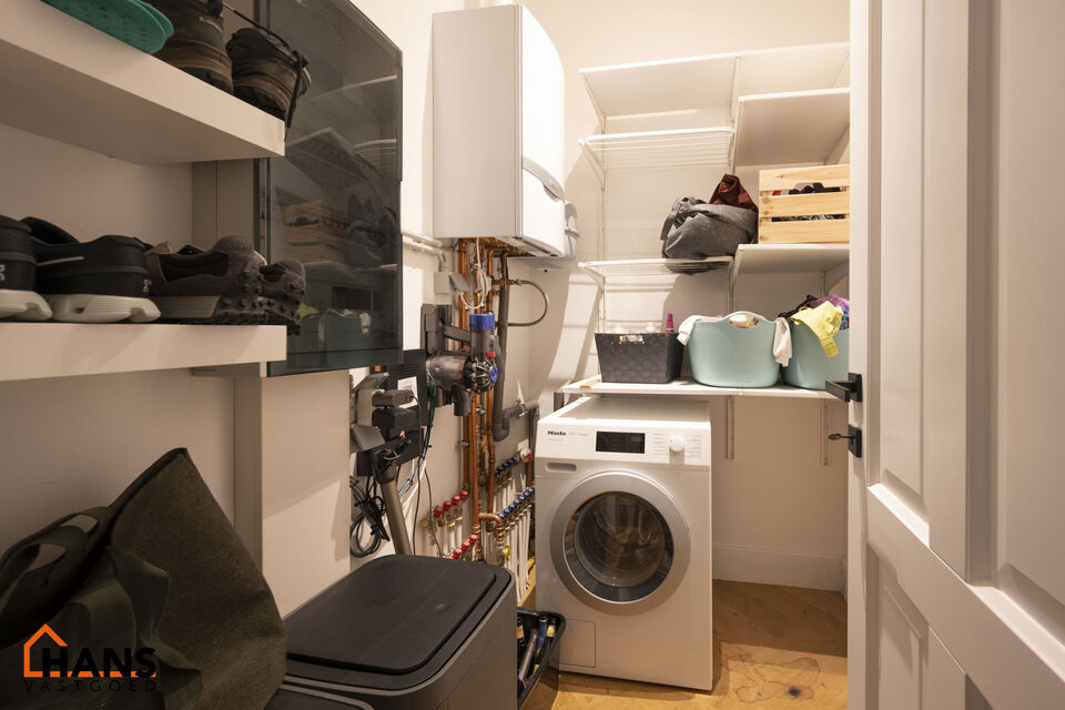 Appartement op de 2de verdieping met lift die rechtstreeks uitkomt in de privatieve inkomhal.
Inkomhal met apart toilet; leefruimte met open keuken met kookeiland, voorzien van kasten, kookplaat, dampkap, oven, spoelbak en vaatwasser; 3 slaapkamers en 2 b