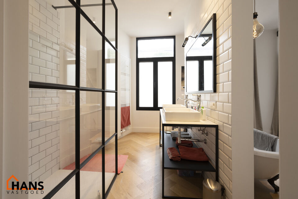 Appartement op de 2de verdieping met lift die rechtstreeks uitkomt in de privatieve inkomhal.
Inkomhal met apart toilet; leefruimte met open keuken met kookeiland, voorzien van kasten, kookplaat, dampkap, oven, spoelbak en vaatwasser; 3 slaapkamers en 2 b