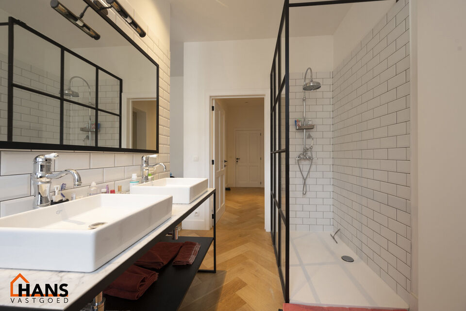 Appartement op de 2de verdieping met lift die rechtstreeks uitkomt in de privatieve inkomhal.
Inkomhal met apart toilet; leefruimte met open keuken met kookeiland, voorzien van kasten, kookplaat, dampkap, oven, spoelbak en vaatwasser; 3 slaapkamers en 2 b