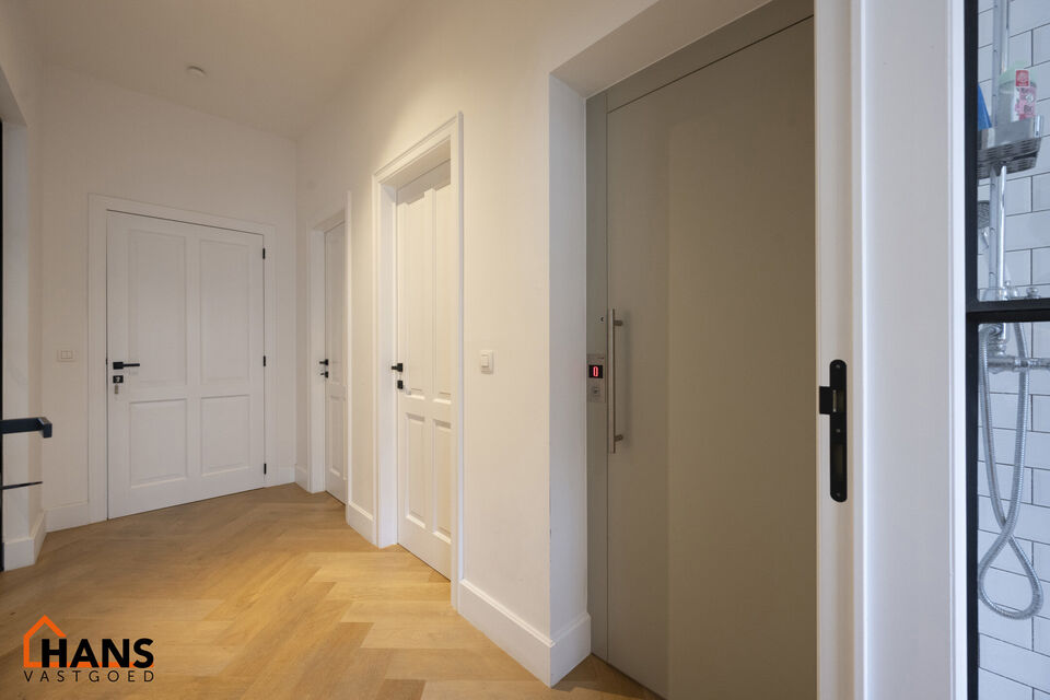 Appartement op de 2de verdieping met lift die rechtstreeks uitkomt in de privatieve inkomhal.
Inkomhal met apart toilet; leefruimte met open keuken met kookeiland, voorzien van kasten, kookplaat, dampkap, oven, spoelbak en vaatwasser; 3 slaapkamers en 2 b